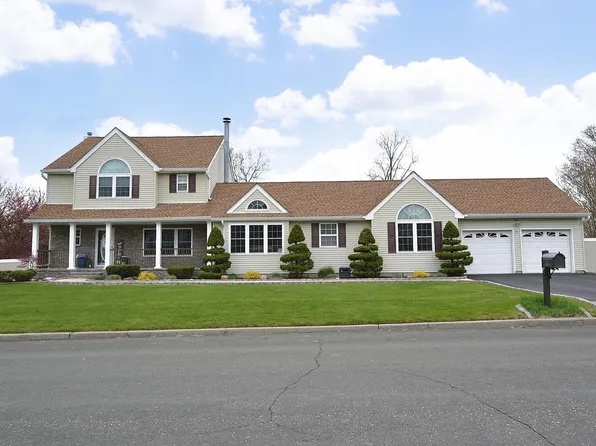 11 Richard Drive, Selden, NY 11784