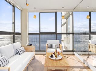 2090 Argyle Ave #203, West Vancouver, BC