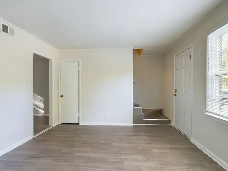 614 Eastview Ct #D — Photo 6