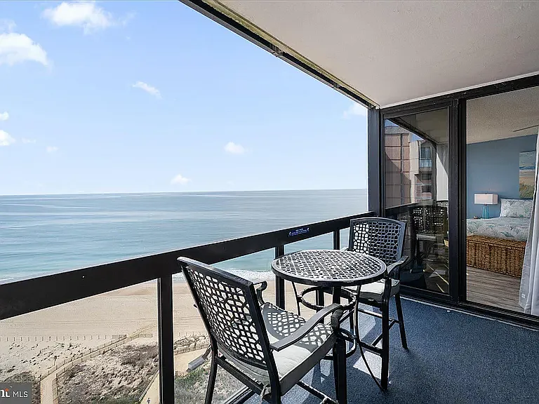 2 bed, 825 sqft, $2,300 — Photo 2