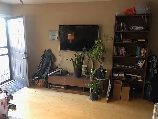 Rented by Premier Metro Realty Corp | media 32