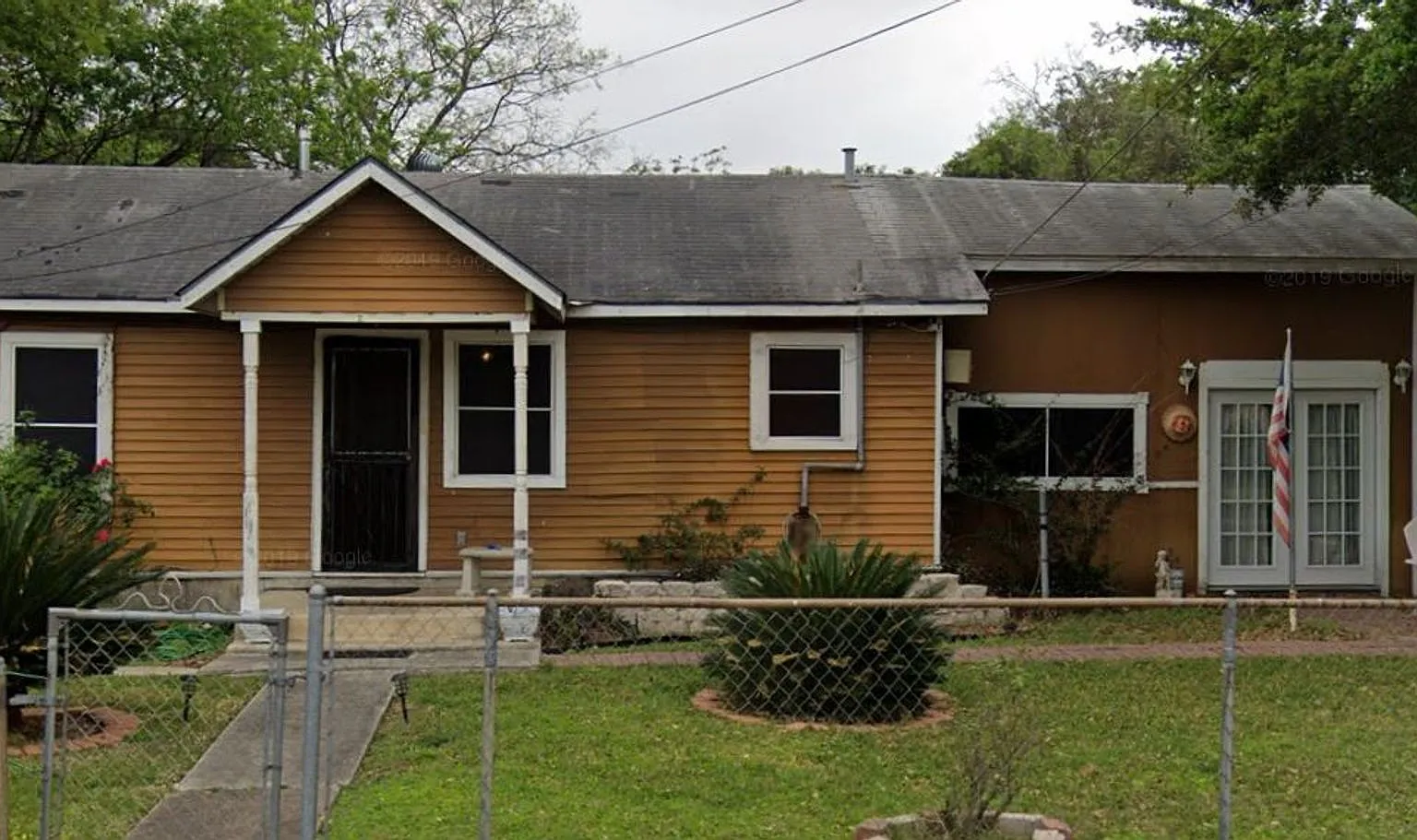 Spacious Home Near Downtown — Photo 1