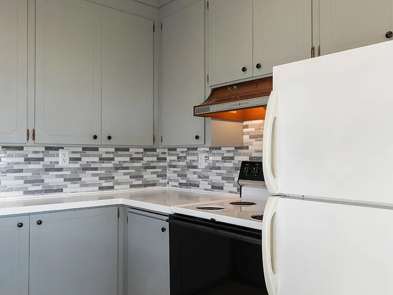 6549 California Ave SW — Photo 2