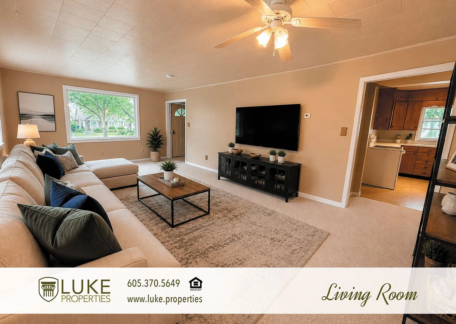 Charming three bedroom home with garage and spacious backyard — Photo 3