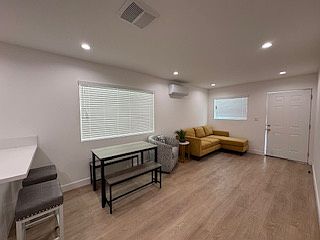 3rd image of 818 3/4 E 87th Pl