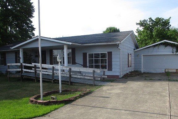 2nd image of 1103 Iroquois Ave