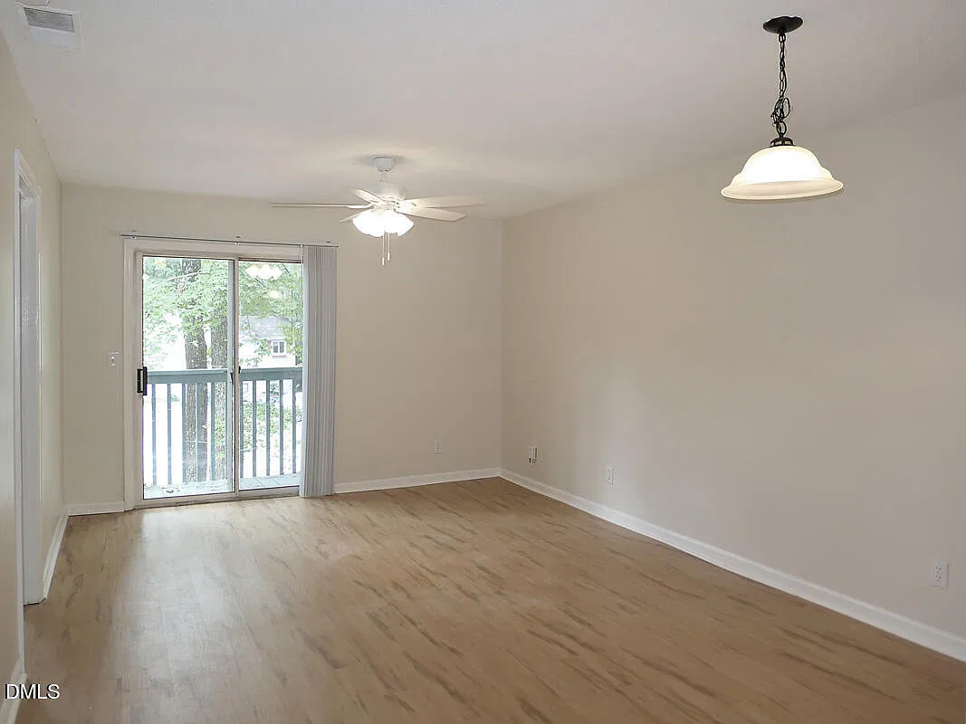 2 bed, 1.5 bath, 850 sqft, $1,050 — Photo 2