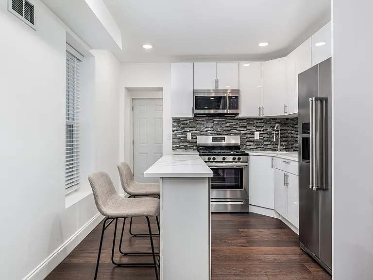 1540 N Hollywood St — Photo 5