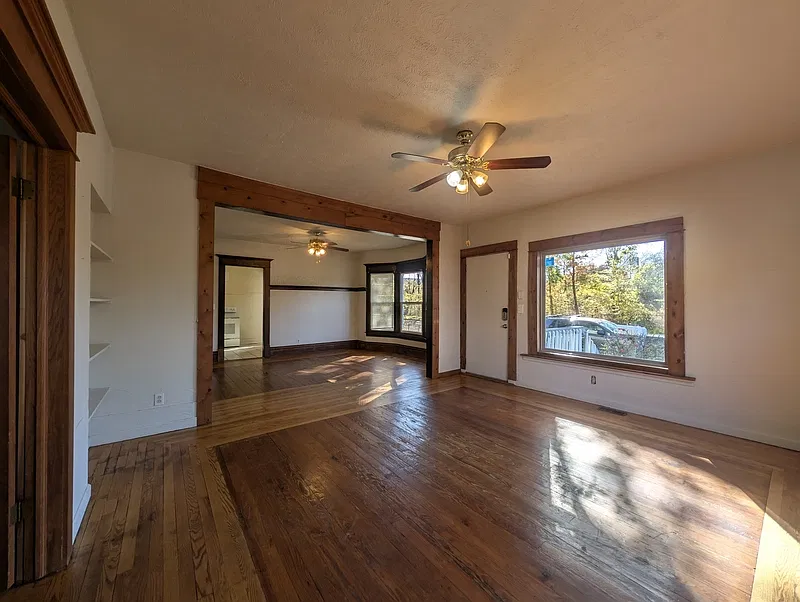 4 bed, 2.0 bath, 2093 sqft, $1,600 — Photo 2