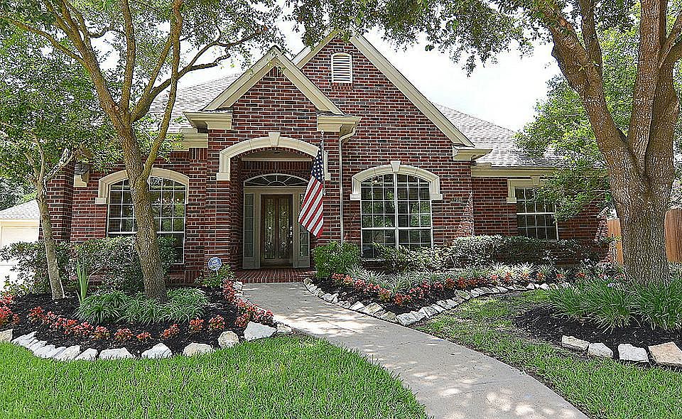 Welcome to this wonderful 3 bedroom, 2 bath home in Cinco Ranch Meadow Place. This home is 100% bric