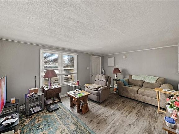 4th image of 907 E Wall St