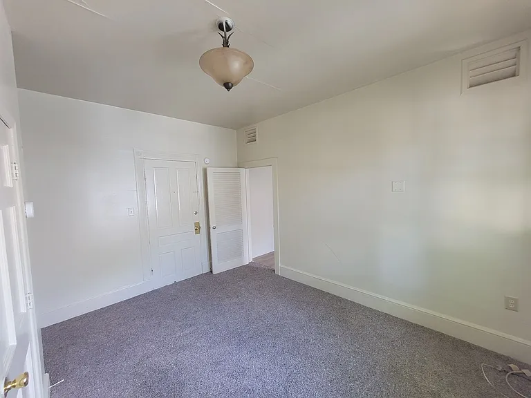 669 Percy St — Photo 2