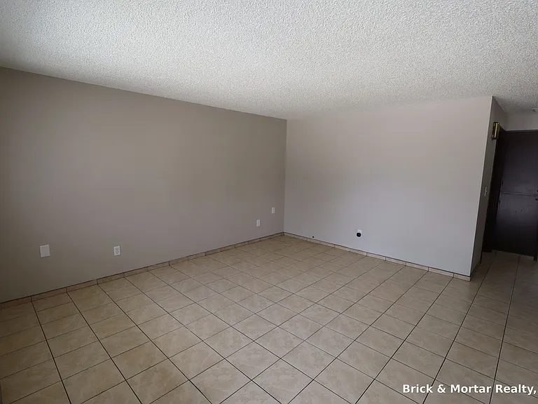 368 S 2nd St — Photo 2