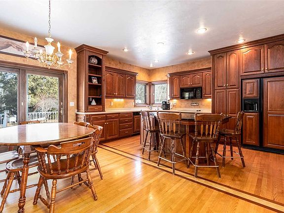 Kitchen dining area