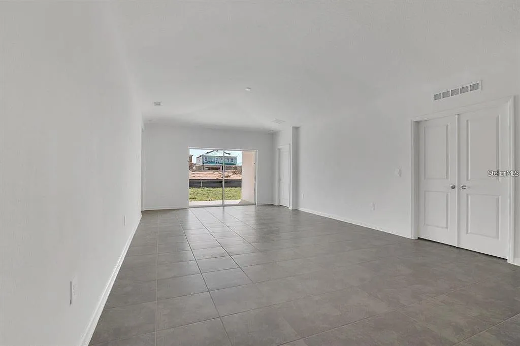 3 bed, 2.0 bath, 1713 sqft, $2,300 — Photo 3