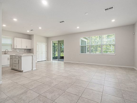 LRoom looking to dining area, closet pantry