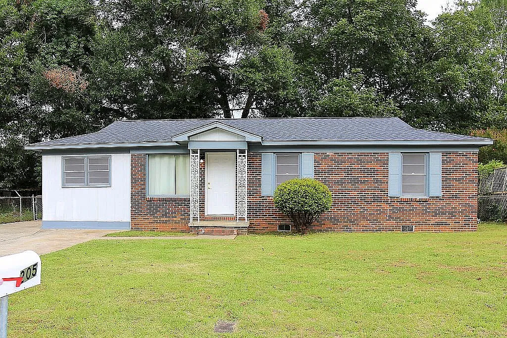 3 bed, 1200 sqft, $1,450 — Photo 1