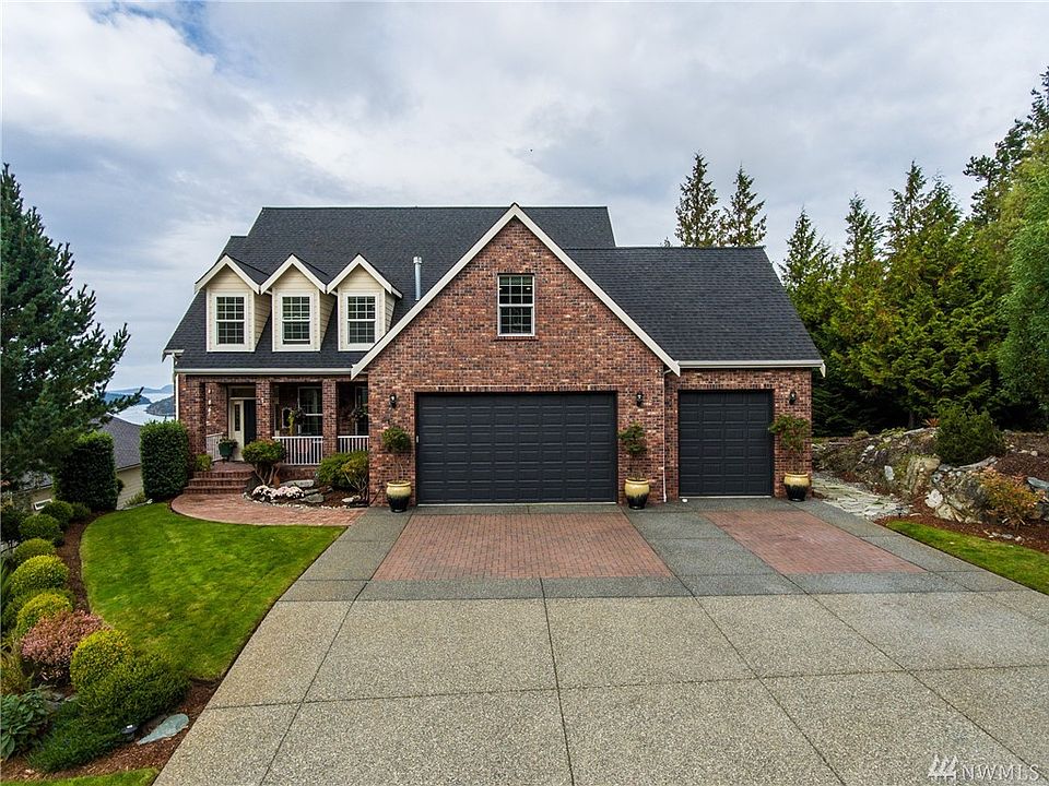 Oversized 3 car garage w/storage.