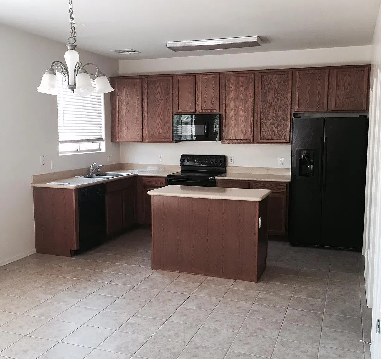 4 bed, 2.5 bath, 1902 sqft, $2,495 — Photo 2