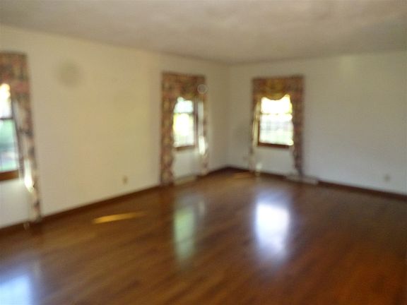 3rd image of 3384 Montlake Dr