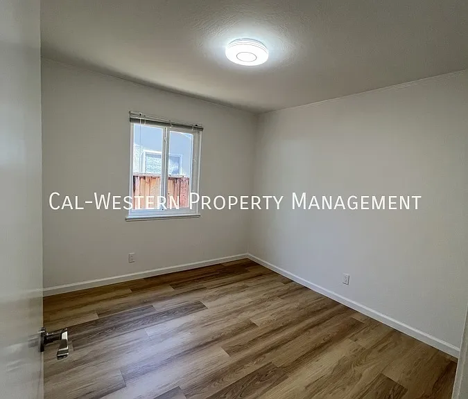 636 Leona Ln — Photo 23