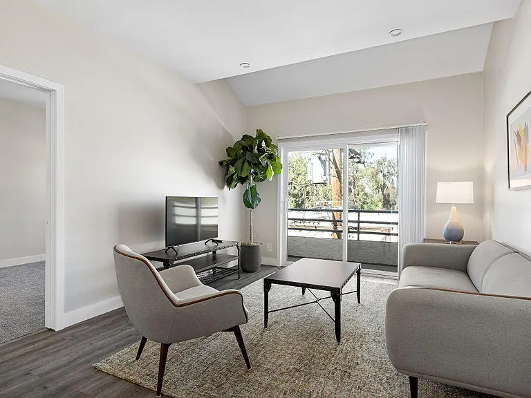 Woodland Trio Apartments — Photo 15