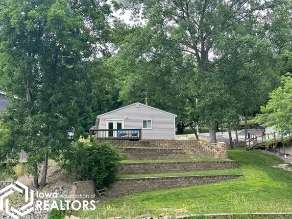 1130 Lakeshore Dr, Brooklyn, IA 52211