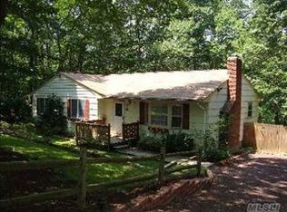 8 Dogwood Hollow Ln, Miller Place, NY