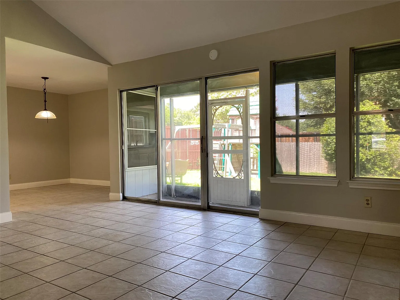 4 bed, 1700 sqft, $2,395 — Photo 3
