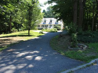 43 Cedar Ln, New Windsor, NY 12553