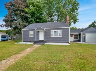 21 Lang St, Springfield, MA 01104