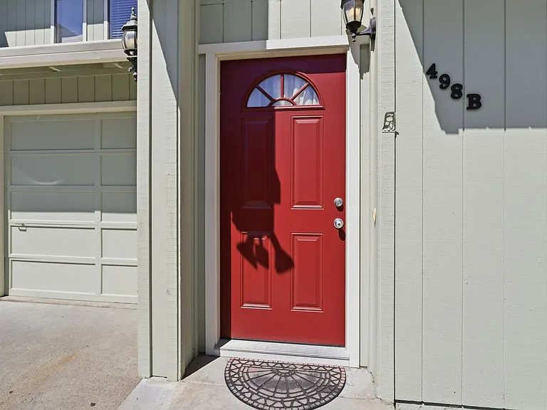 498B Beck St — Photo 3