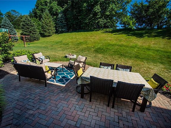 3rd image of 31 Crest Wood Cir