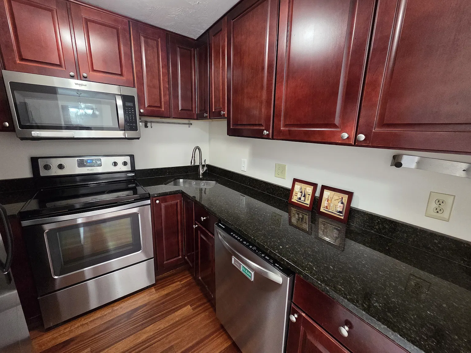 2 bed, 900 sqft, $2,500 — Photo 2