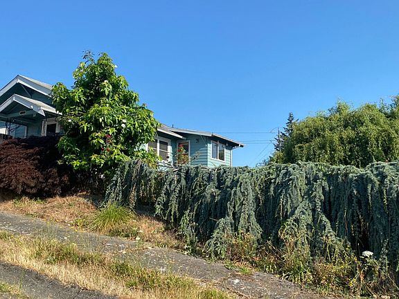 2nd image of 1327 E Lennox Pl