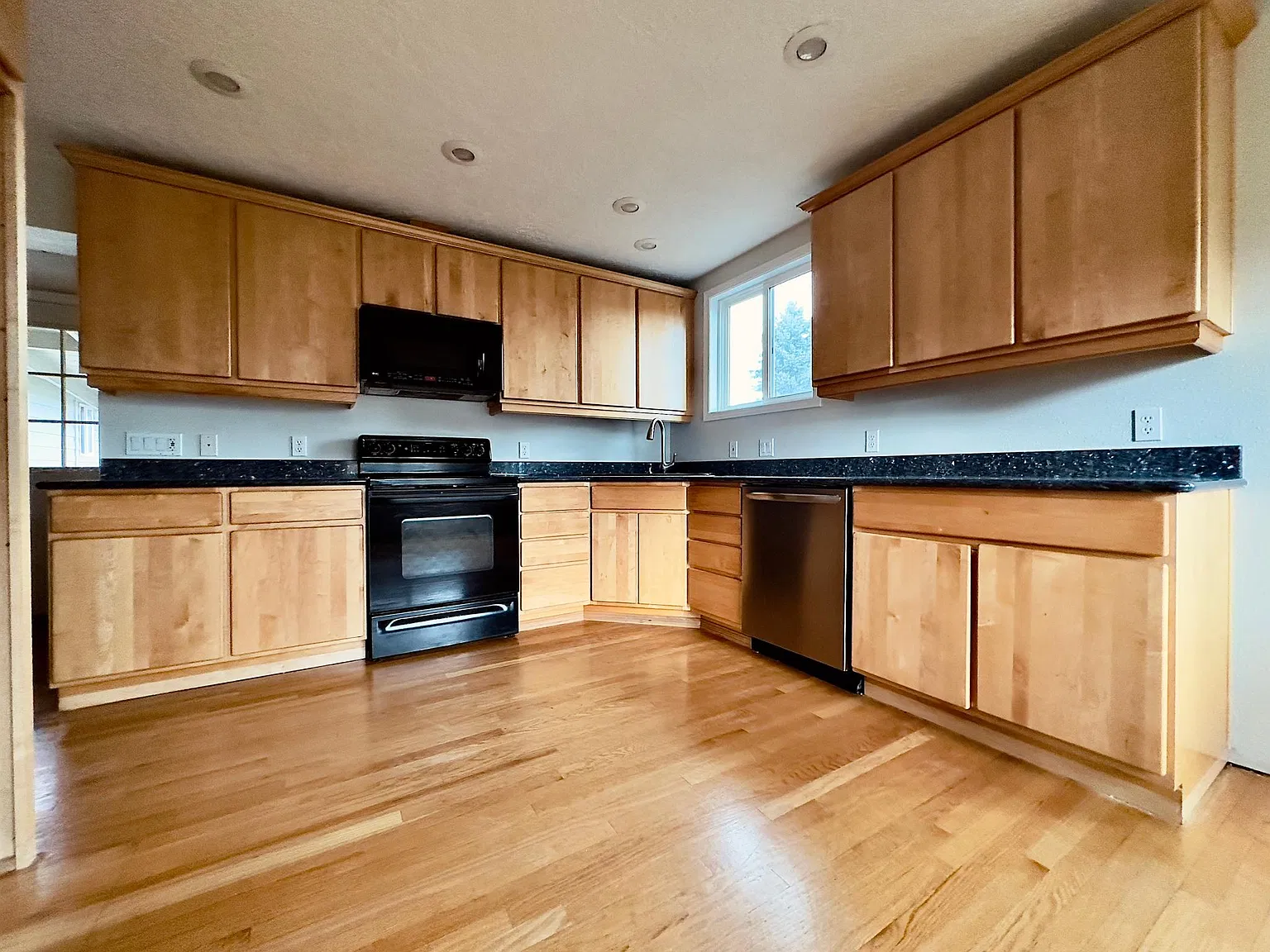 4 bed, 1500 sqft, $2,985 — Photo 2