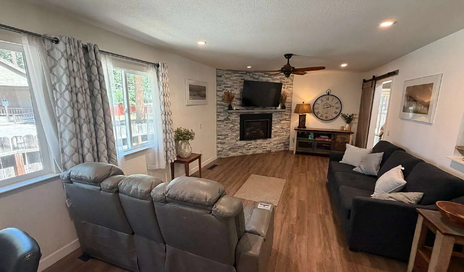 2 bed, 1.0 bath, 1040 sqft, $2,999 — Photo 2