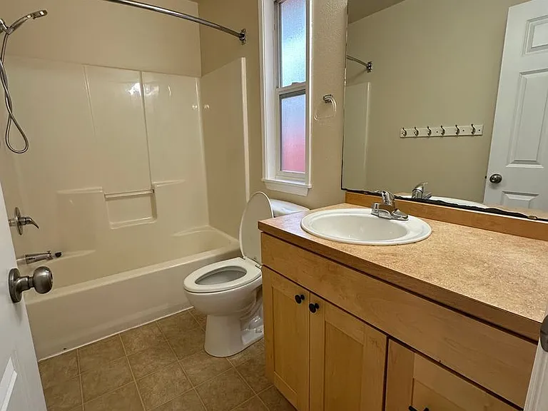 408 Saratoga St — Photo 14