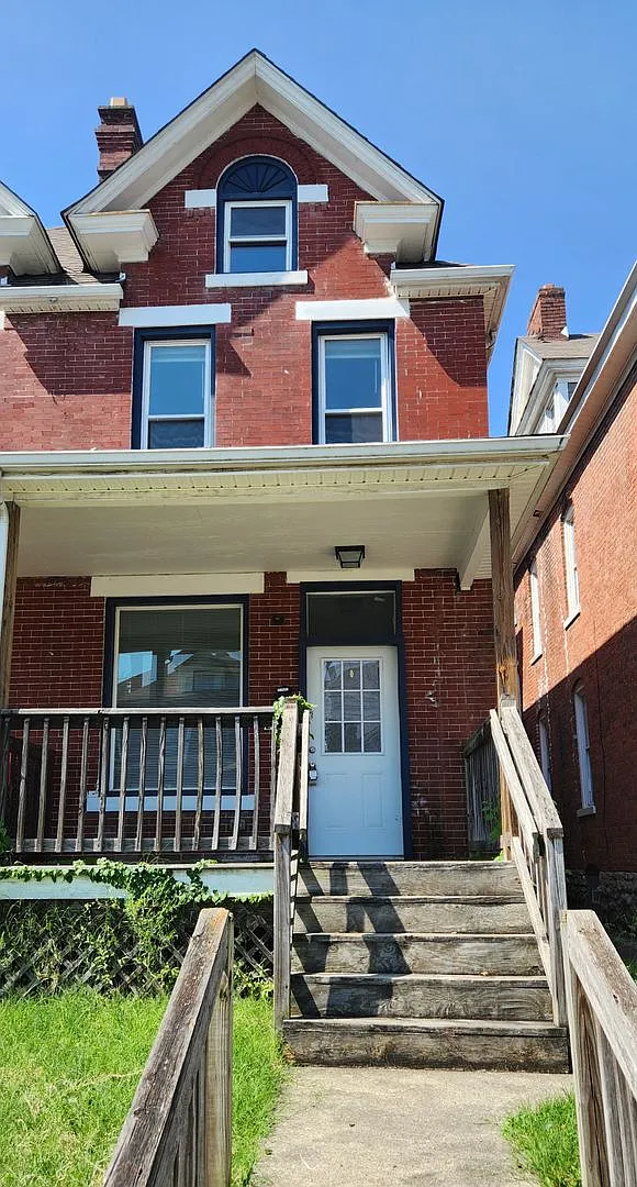 Charming 3 bed/2 bath Townhome with a private yard available for rent! — Photo 1