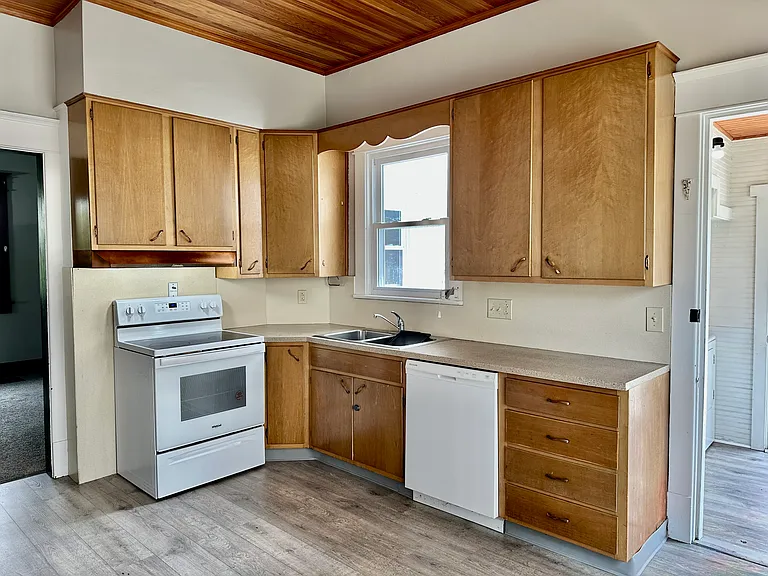 251 E Main St — Photo 16