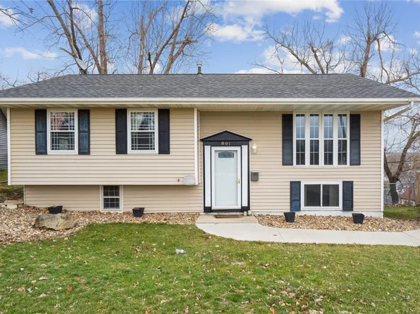 801 Pawnee Dr NW, Cedar Rapids, IA 52405
