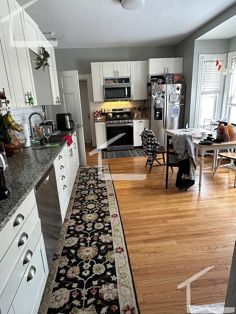 Large Unit in Allston, Eat-in Kitchen, Laundry, Parking — Photo 4