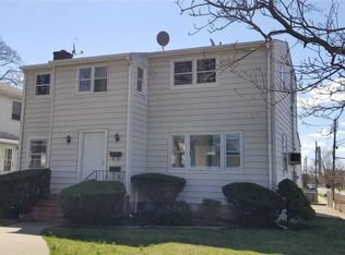 18 Broadmoor Ln, Westbury, NY 11590