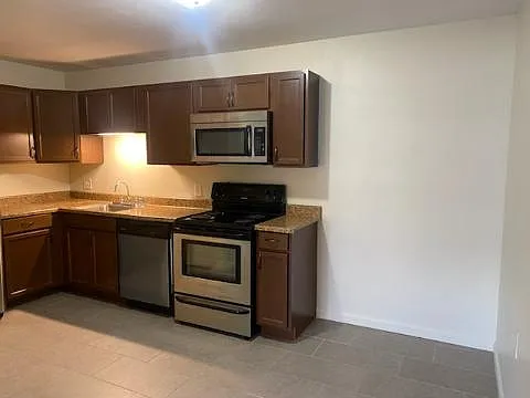 111 Essex St #4 — Photo 10