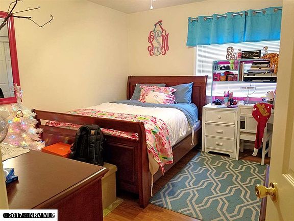 5th image of 402 Berryfield Ln APT B