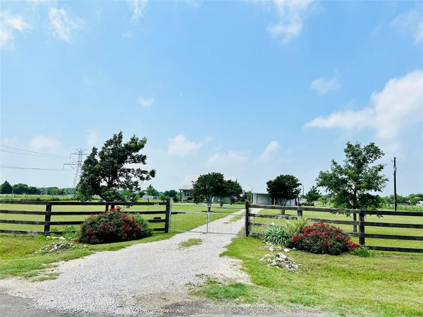 134 High Line Dr, Waxahachie, TX 75167
