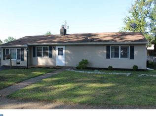 25 Gridiron Rd, Levittown, PA 19057