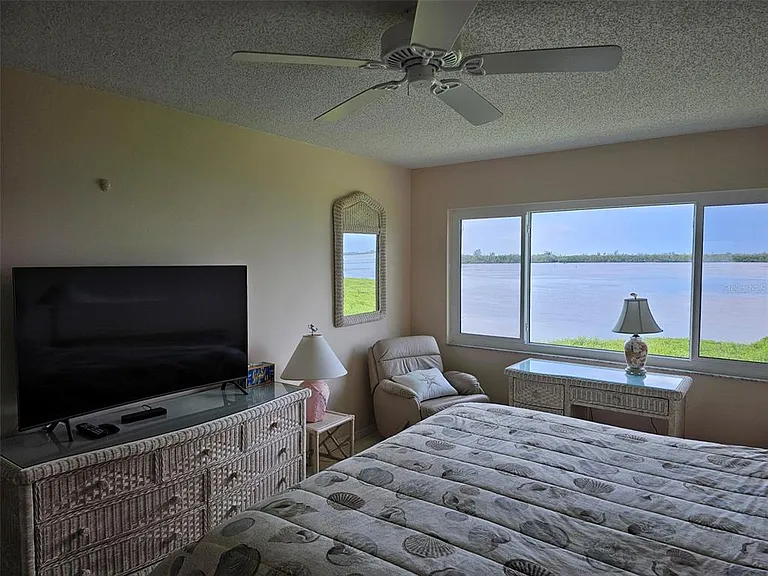 4765 Independence Dr — Photo 17