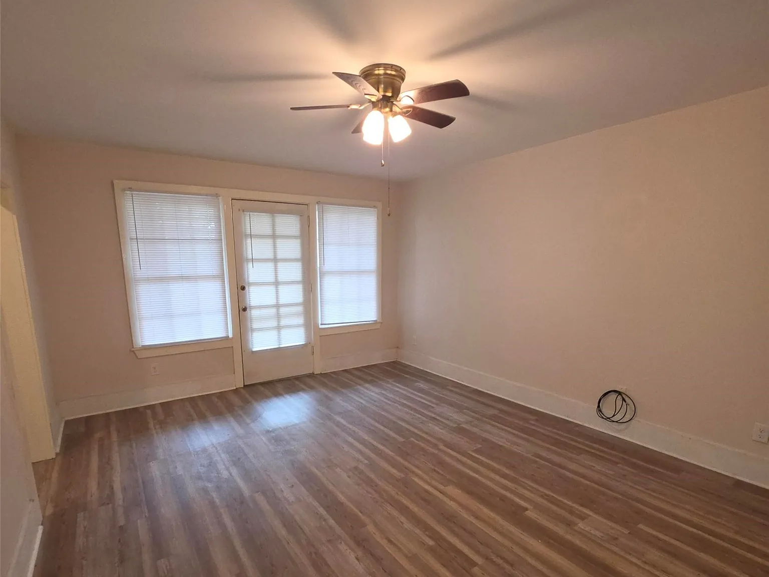 2 bed, 2.0 bath, 900 sqft, $1,225 — Photo 2