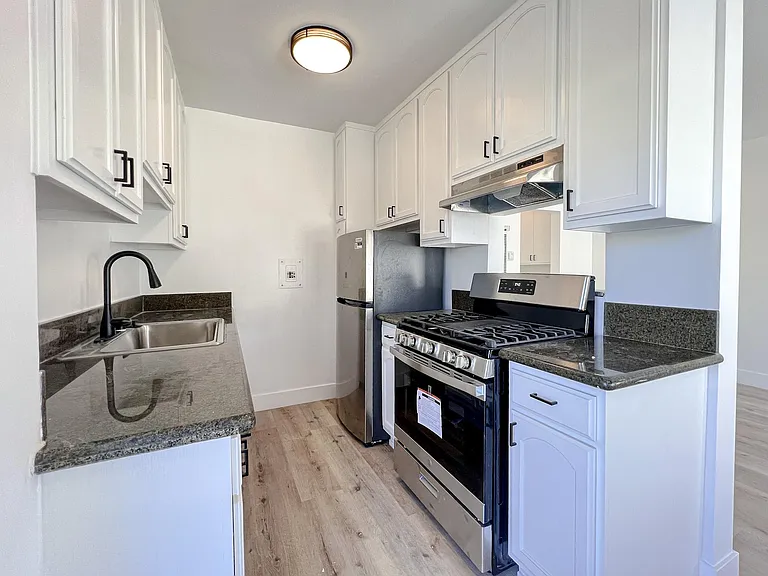 1613 Barry Ave #5 — Photo 5